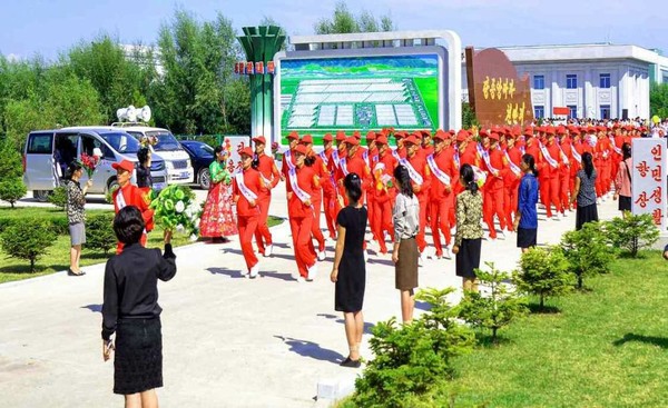함경북도 중평온실농장을 출발하는 충성의 편지 이어달리기 대열 [사진-노동신문] 