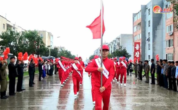 황해남도에서 평양을 향해 달리고 있는 충성의 편지 이어달리기 대열과 이들을 격려하는 연도의 주민들 [사진-노동신문]