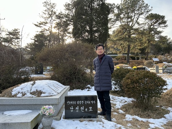 2024년 초 마석 모란공원의 남정현 작가의 묘지를 방문한 《남정현의 삶과 문학》의 저자 최진섭 ⓒ최진섭