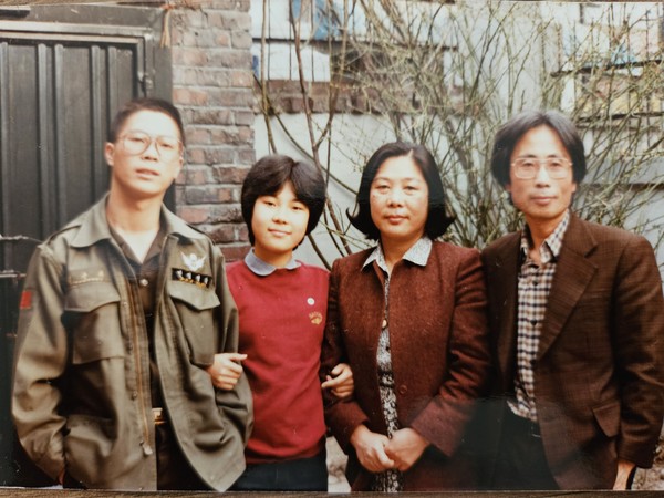 1983년, 군 복무 중 휴가 나온 아들(남돈희)과 함께 쌍문동 자택에서 찍은 가족 사진. ⓒ남돈희