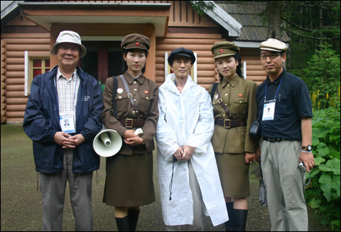 2005년 7월 백두산 밀영지에서 북한 안내원들과(가운데 남정현, 오른쪽 김영현, 왼쪽 박도). 북한 안내원 복장은 일본 강점기 항일유격대 여전사의 복장이다. ⓒ박도