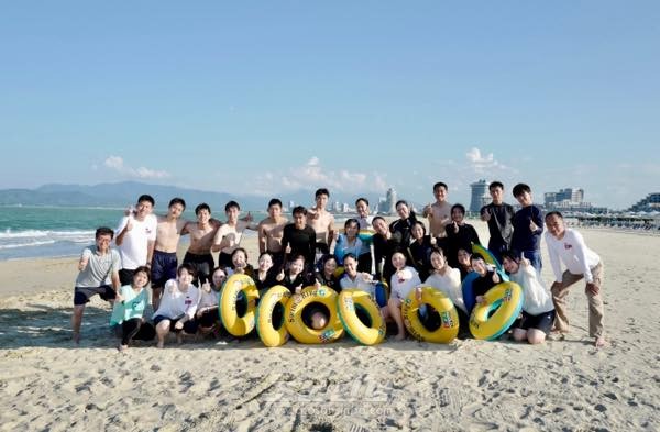 ‘조국방문’을 하고 있는 재일 조선대학교 방문단이 지난 9월 2~4일 강원도 원산시와 평안남도 양덕군을 찾았다. 사진은 재일 조선대 학생들이 처음으로 원산갈마해안관광지구를 찾은 모습. [사진-조선신보 갈무리]