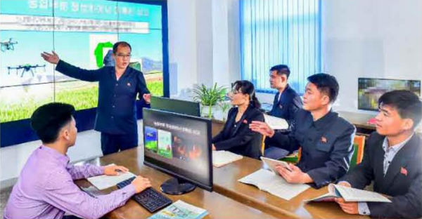 북한은 최신 정보기술을 적극 도입하여 농업생산에 대한 과학적인 지도 및 관리체계가 전국적으로 확립되었다고 소개했다. [사진-노동신문]