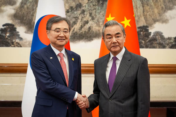 조현 외교부 장관은 17일 오후 중국 베이징에서 왕이(王毅, Wang Yi) 중국 공산당 중앙정치국 위원 겸 외교부장과 3시간에 걸쳐 회담 및 만찬을 가졌다. [사진 제공 - 외교부]