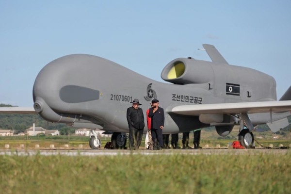 김정은 국무위원장이 18일 무인항공기술련합체 산하 연구소와 기업소에서 개발, 생산하고 있는 무인 무장장비들의 성능시험을 지도했다. [사진-노동신문]