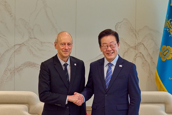 18일 샌델 교수를 만난 이 대통령. [사진-대통령실]