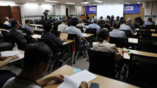 이날 강좌는 통일뉴스와 국가보안법폐지교육센터가 주관하고 국가보안법폐지국민행동과 민주사회를위한변호사모임이 주최했으며, 경희대·서울대·연세대·외국어대 민주동문회, (사)양심수후원회가 후원했다. [사진 - 통일뉴스 김래곤 통신원]