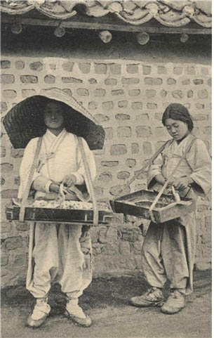 실제 엿장수 총각의 사진이다. 김홍도의 씨름에 나오는 엿장수는 끈을 교차해서 목에 걸었는데 사진 속 총각은 엿판에 줄을 나란히 달아 양쪽 어깨에 걸었다. [사진 제공 - 심규섭]