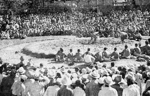 해방 직후에 열린 씨름대회. 편을 가른 20여 명의 씨름 선수가 조직되었고, 5백 명 이상의 관중이 모였다. [사진 제공 - 심규섭]