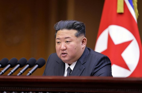 김정은 국무위원장이 21일 만수대의사당에서 열린 최고인민회의 제14기 제13차회의 2일회의에서 중요연설을 통해 '비핵화 포기와 평화공존 의지'가 확인된다면 미국과 회담할 용의가 있으며, 한국과의 통일은 '결단코 불필요'하다고 말했다. [사진-노동신문]