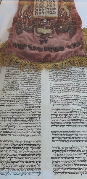 『Tora - 신명기』, 히브리어. [자료 제공 – 이양재]『콥트어 성경』, 18~19C. [자료 제공 – 이양재]