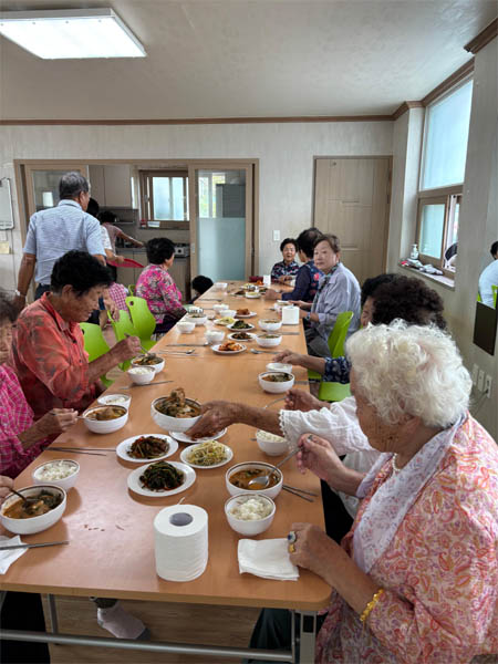 나주 성북동 복지회관에 칼을 갈러 온 어르신들의 점심식사. [사진 – 문영임]