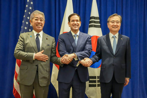 뉴욕을 방문중인 조현 장관(오른쪽)은 마르코 루비오(Marco Rubio) 미국 국무장관(가운데) 및 이와야 다케시(岩屋毅) 일본 외무대신(왼쪽)과 22일 뉴욕에서 한미일 외교장관회의를[가졌다. 사진 제공 - 외교부]