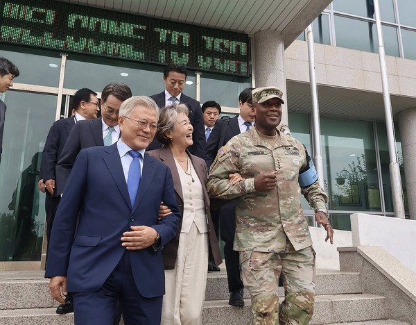  문재인 전 대통령과 김정숙 여사가 9·19 평양공동선언 기념식을 마치고 판문점 공동경비구역(JSA)을 방문한 뒤 제이비어 브런슨 주한미군사령관과 건물을 나서고 있다. [사진-유엔사 페이스북]