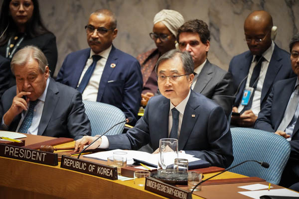 조현 외교부 장관은 23일 오후(현지 시간) 유엔본부에서 개최된 우크라이나 관련 안전보장이사회(안보리) 브리핑 공식회의를 안보리 의장 자격으로 주재했다. 왼쪽은 브리퍼 안토니우 구테흐스 유엔 사무총장. [사진 제공 - 외교부]