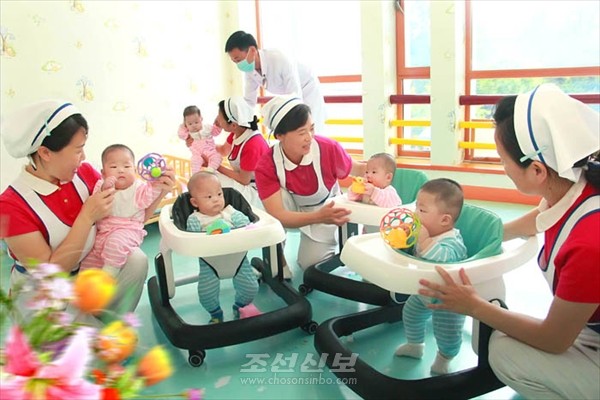 평양육아원에서 무럭무럭 자라고 있는 다섯 쌍둥이. [사진-조선신보 갈무리]