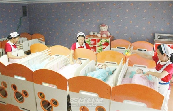 침대에 누워 자고 있는 다섯 쌍둥이. [사진-조선신보 갈무리]