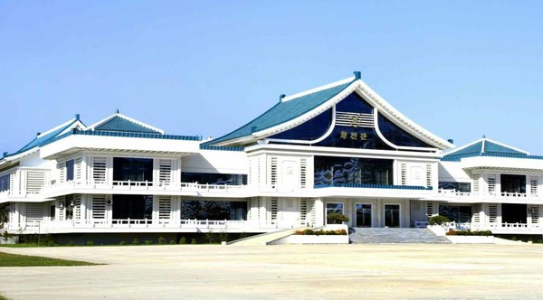 함경북도 청진시에 새로 건설된 청진관 전경. [사진-노동신문 갈무리]