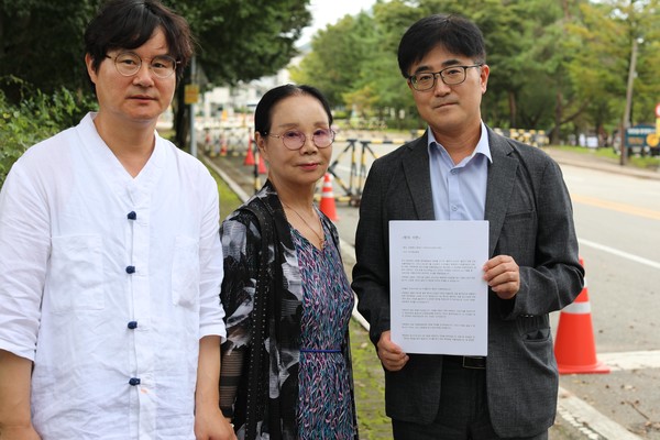 국가보안법 피해자 신동훈 대표(왼쪽)와 그의 어머니(민가협), 고부건 담당 변호사(오른쪽)가 이날 국정원 앞에서 항의서한을 전달하기 위해 사진기록을 남겼다. [사진-통일뉴스 김래곤 통신원]