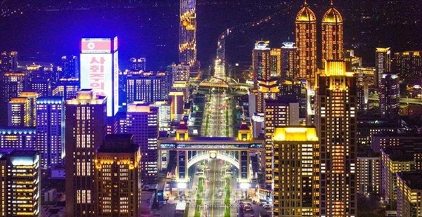 불장식으로 환해진 평양거리. [사진-조선신보 갈무리]