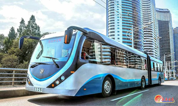 신형 무궤도전차 [사진-노동신문]