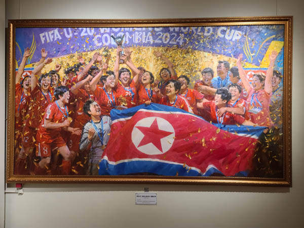 [장하다! 어머니조국의 딸들이여] 유화, 2025년, 김억철·김정찬, 250x140cm. [사진 – 세르게이김]