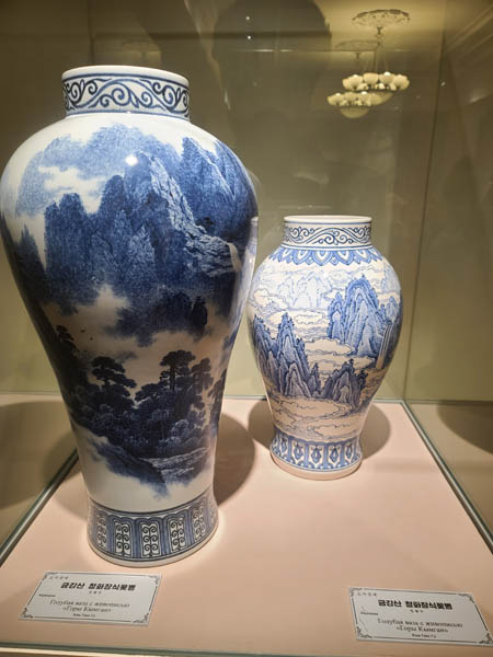 [금강산 청화장식꽃병], 김광수, 30x61cm. [사진 – 세르게이김]