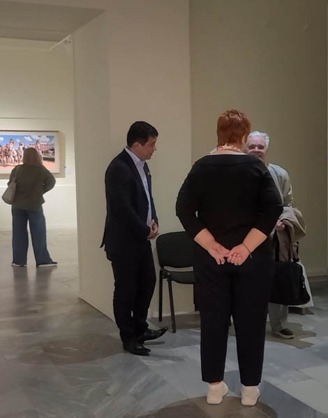 러시아인 관람객이 전시회 담당자와 조선 인사에게 “매우 훌륭한 작품”이라며 감탄하고 있다. [사진 - 세르게이 김]