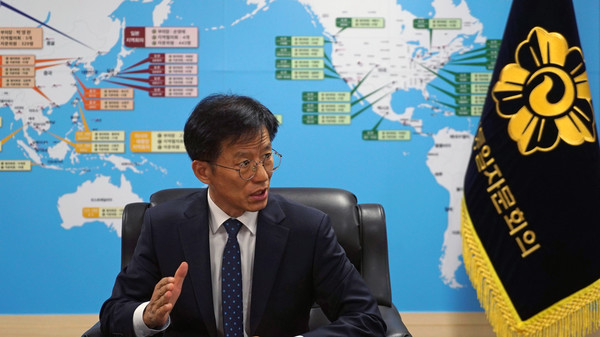 방 처장은 북의 적대적 두 국가 입장에 대해서도 "입장은 다를 수 있지만 주장의 전제를 충분히 들여다보면 그 안에서 대화할 수 있는 지혜를 찾을 수 있을 것"이라고 하면서 여유를 갖고 고민할 것을 제안했다. [사진-조천현]