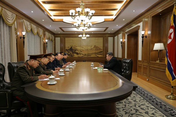 김정은 국무위원장이 26일 핵관련 분야 과학자, 기술자들과 중요협의회를 갖고 '핵능력 고도화의 중요고리'들이 완벽하게 풀렸다고 밝혔다. [사진-노동신문]