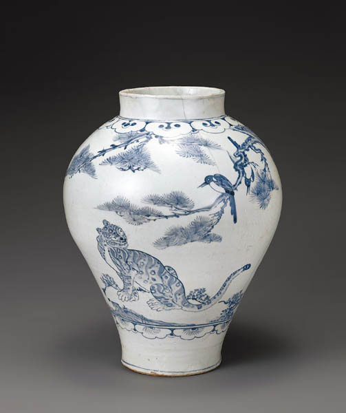 소나무 호랑이 까치 무늬 항아리. 까치와 호랑이, 소나무가 그려진 이 청화백자는 18세기 말에서 19세기 초에 만들어진 것으로 추정된다. 까치는 청나라 그림의 영향이다. 국립중앙박물관 소장. [사진 제공 – 심규섭]