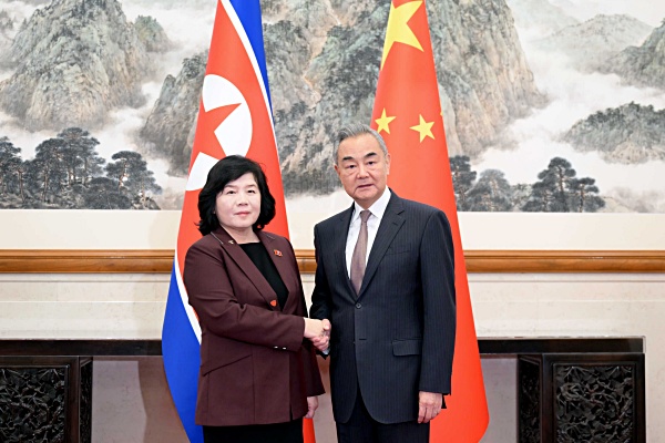 28일 베이징 댜오위타이에서 만난 북중 외교장관. [사진-중국 외교부]