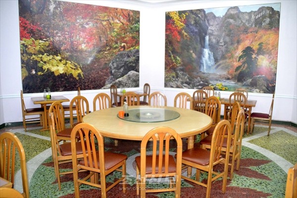 사계절식당의 식사실. [사진-조선신보 갈무리]