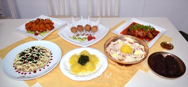 사계절식당에서 봉사하는 요리들. [사진-조선신보 갈무리]