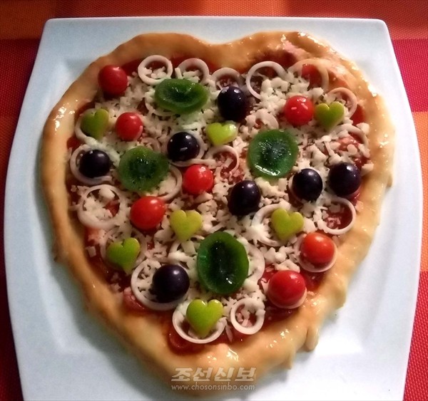 서양료리식당에서 봉사하는 요리. [사진-조선신보 갈무리]