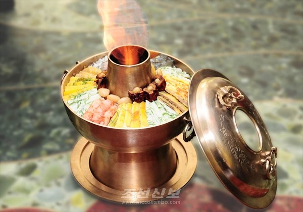 은하수식당에서 봉사하는 신선로. [사진-조선신보 갈무리]