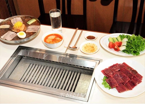 약산식당에서 봉사하고 있는 타조불고기. [사진-조선신보 갈무리]