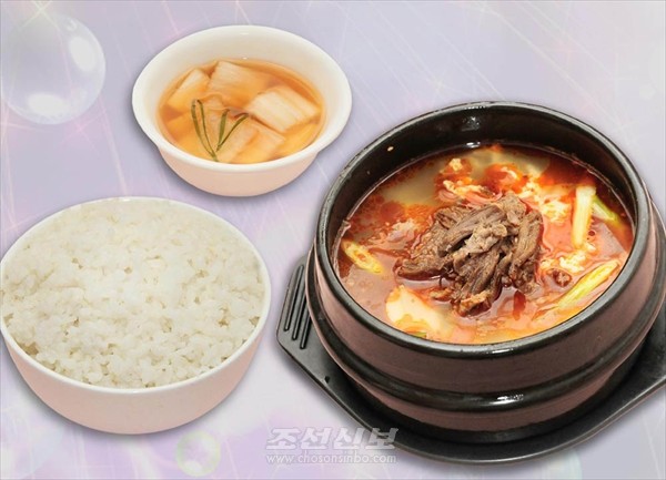 약산식당에서 봉사하고 있는 타조육개장. [사진-조선신보 갈무리]