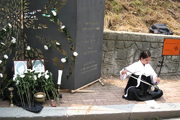 15살 꽃다운 나이에… 미군장갑차에 의해 생을 마감한 효순, 미선이를 위한 해금연주. [자료 사진 – 통일뉴스]