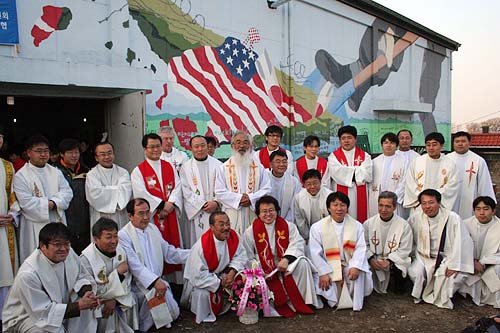 대추리 농협 창고 외벽에 그려진 반미 구호. [자료사진 – 통일뉴스]