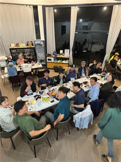 저녁 만찬을 즐기며. [사진 – 문영임]