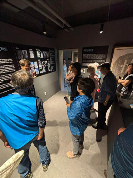 설명을 들으며 1923 역사관을 관람했다. [사진 - 문영임]