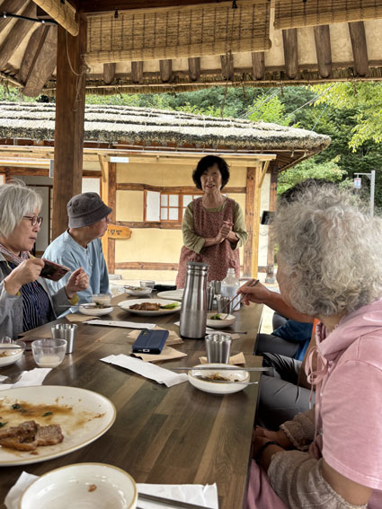 천안 삼거리주막의 귀빈 대접을 받으며. [사진 – 문영임]
