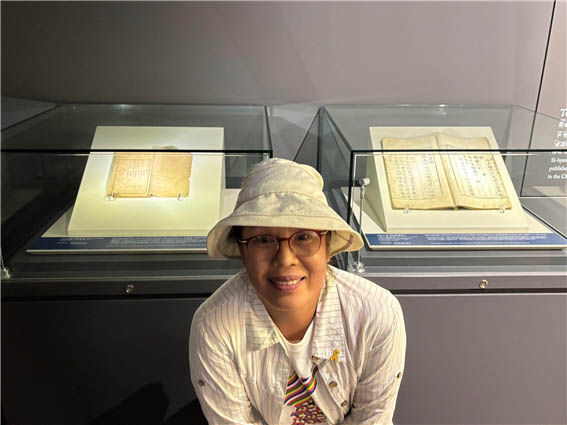 동경대전과 용담유사 앞에서. [사진 – 문영임]