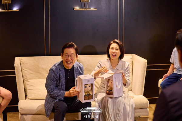 지난 6일 영락보린원 원생들과 영화를 관람한 이 대통령 부부. [사진-대통령실]