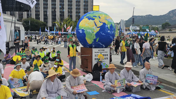 신음하는 지구 조형물도 등장했다. [사진 - 통일뉴스 하태한 통신원]