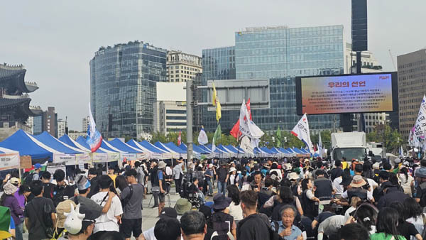 광화문 대로에는 수많은 부스가 펼쳐졌다. 각 부스의 활동가들의 목소리는 애절했다. [사진 - 통일뉴스 하태한 통신원]