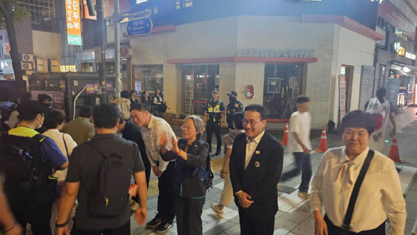 촛불행동 지도부가 인사하고 있다. [사진 - 통일뉴스 하태한 통신원]