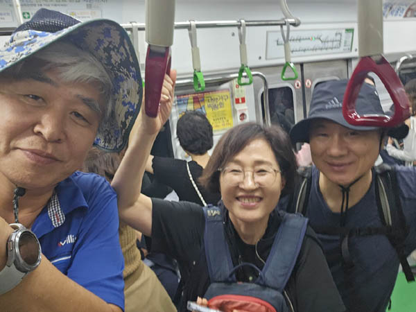 자원봉사 부부와 함께 퇴근... [사진 - 통일뉴스 하태한 통신원]