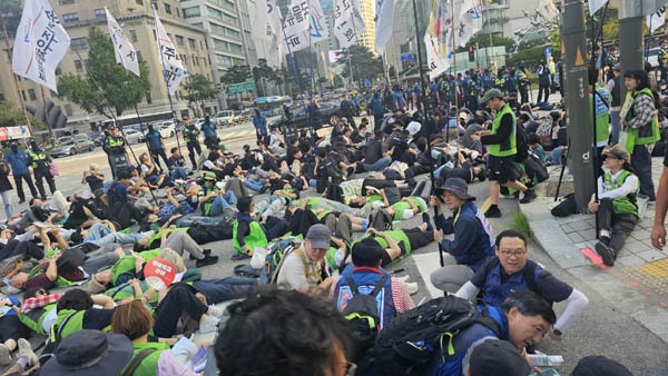 '지구는 신음하고 있다' 퍼포먼스. [사진 - 통일뉴스 하태한 통신원]
